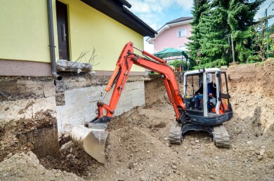 Maskinentreprenor graver ut kjeller Maskinentreprenor graver ut kjeller