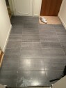 Bytte fliser på gulv i gang og kjøkken. ca 10 Kvm
