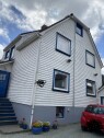 2957240A 0ACF 401A A644 ACCA03417FA6 Fasadevask på to sider av huset av et hus med 3 etasjer, og tømme alle takrennene.