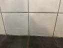 IMG 2800 Skifte 3 fliser på badet som har sprukket. Reparasjonsarbeid fuging av skifer fliser på versndaen