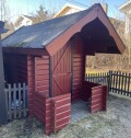 IMG 1045 Snekre nytt tak og gulv i dukkestue