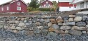 Levering av grove rullesteiner for tørrmurbygging
