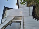 20250723 213021 1. Skifte ev skjøte noen få stående bord på ytterkledning. Noen cm råte nederst på en to tre.