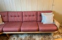 IMG 6594 Møbeltapetsering av buet sofa med spesialstoff og treverkbehandling