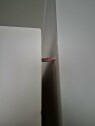 20251013 161649 Feste en garderobe mot betongvegg