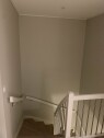 Image Henge lampe i taket over trapp.