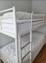 IMG 0131 Køyeseng med to madrass ikke dyne  sengen er delt montert